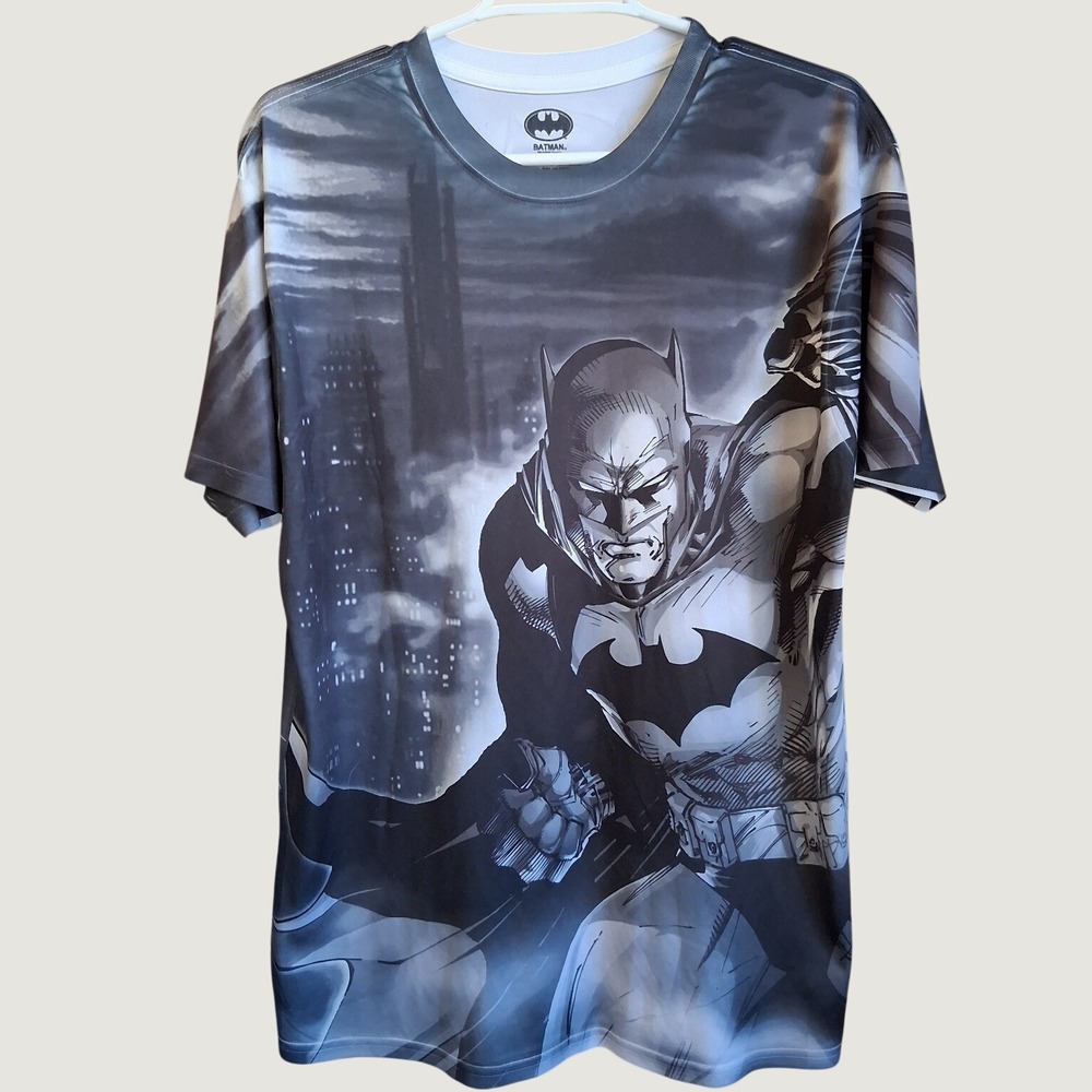 Batman Mens Large AOP  Polyester Tee Standing Proudly Greyscale Print Superhero